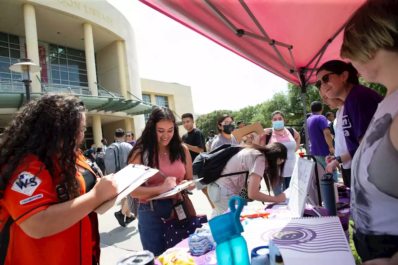 Democrats and GOP race to recruit disengaged young Texas voters as midterms approach