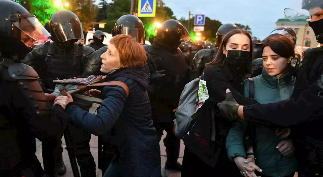 Putin, figli in piazza con i genitori: «Zar, in trincea vacci tu». Incidenti e oltre mille arresti