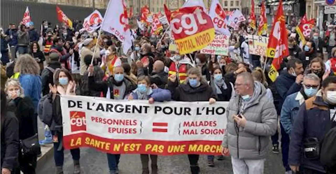 En grève, le personnel soignant descend dans la rue