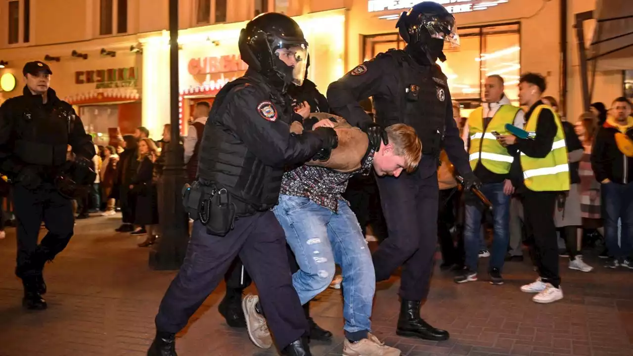 Guerra Russia-Ucraina, a Mosca e San Pietroburgo proteste contro la mobilitazione. I media indipendenti russi: per ora oltre 1300 arresti. La gente grida: “In trincea mandateci Putin”