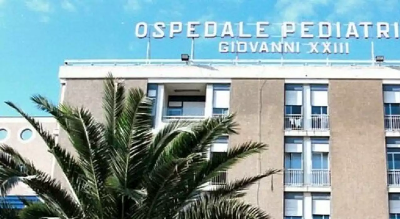 Bambino di 6 anni beve candeggina e muore in ospedale: la mamma si lancia dal terzo piano. Aperta un'inchiesta