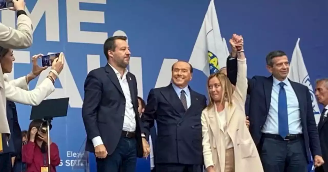 Meloni, Salvini e Berlusconi, centrodestra unito a piazza del Popolo: la diretta