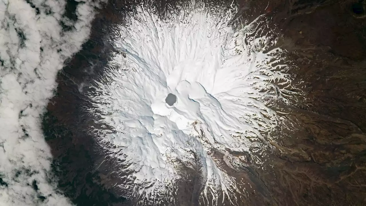 Acid lake atop real-life 'Mount Doom' captured in striking new image from space station