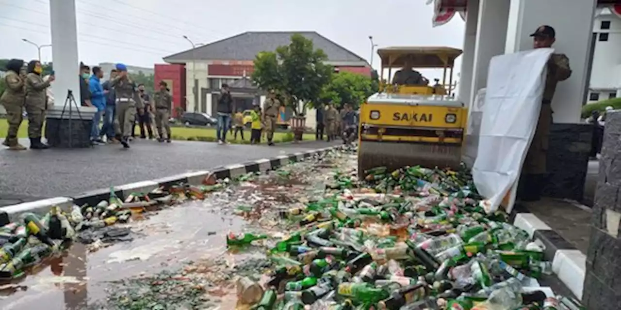 Ribuan Botol Miras di Tasikmalaya Digilas Alat Berat | merdeka.com