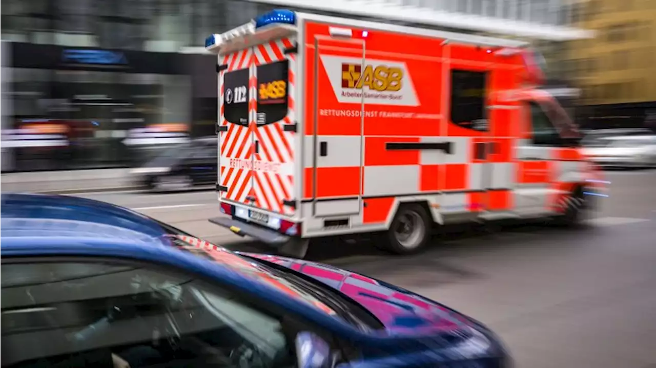 Schöneberg: Lastwagen rollt Radfahrer nach Zusammenstoß über den Fuß