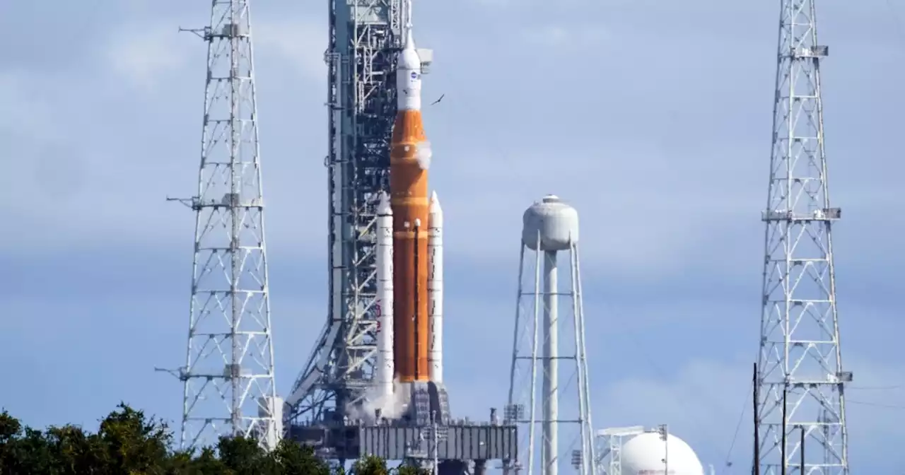 NASA fuels moon rocket in test, hit again with pesky leaks