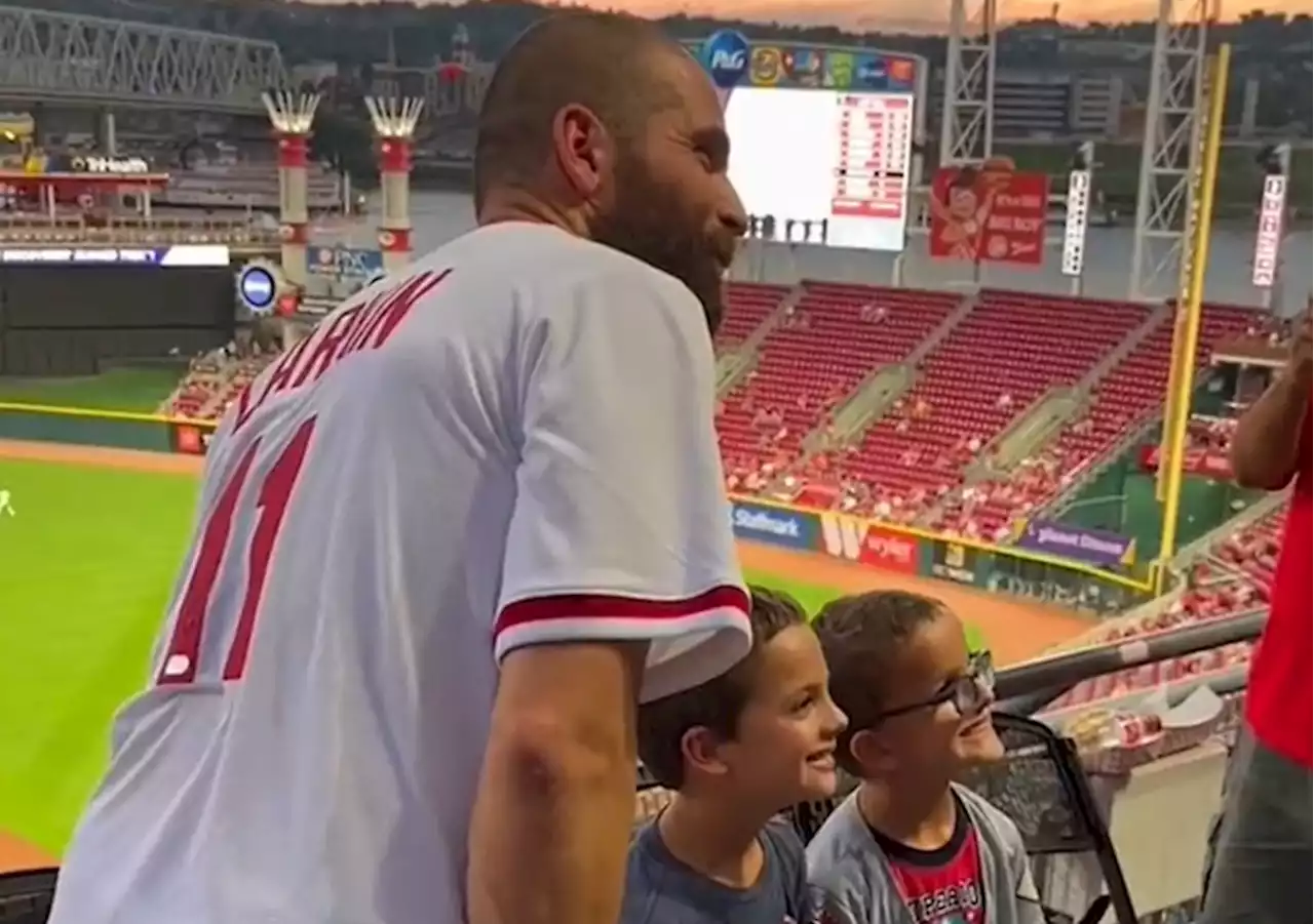 Injured Reds star Joey Votto walks around stadium to visit fans