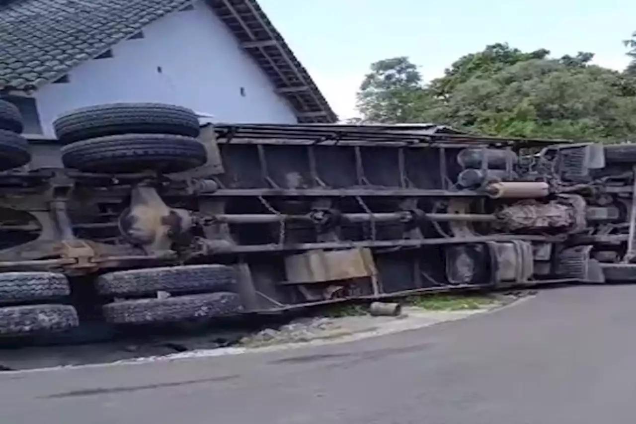 Ikuti Petunjuk Google Maps, Truk Muat Semen Terguling di Salatiga