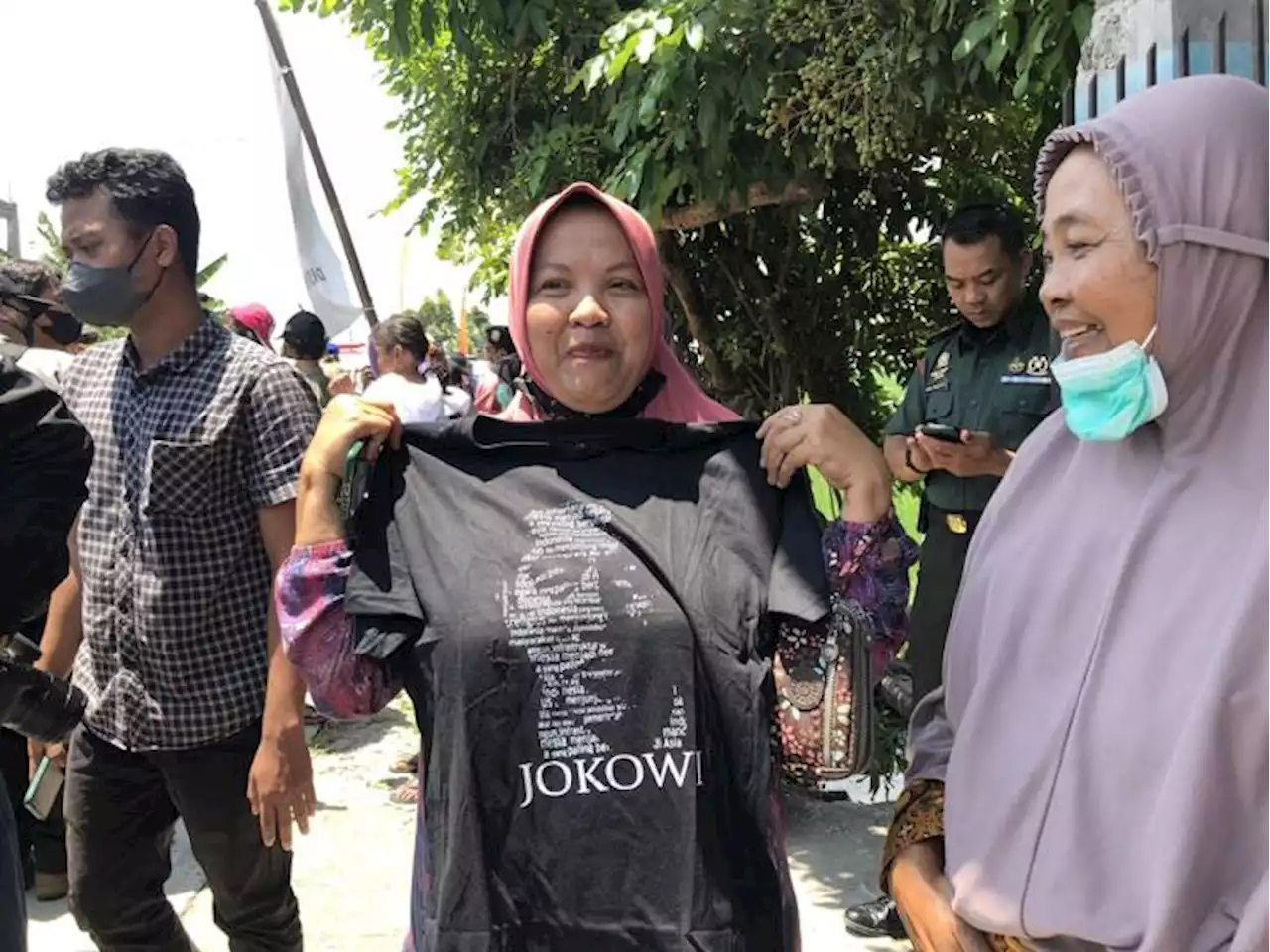 Iriana Jokowi Tutup Kunjungan di Sragen dengan Bagi-Bagi Kaus