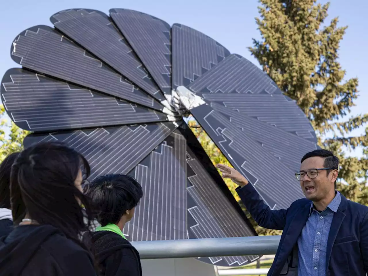 Solar\u002Dpowered \u0022Smartflower\u0022 microgrid at Bishop Mahoney the first of its kind in Canada