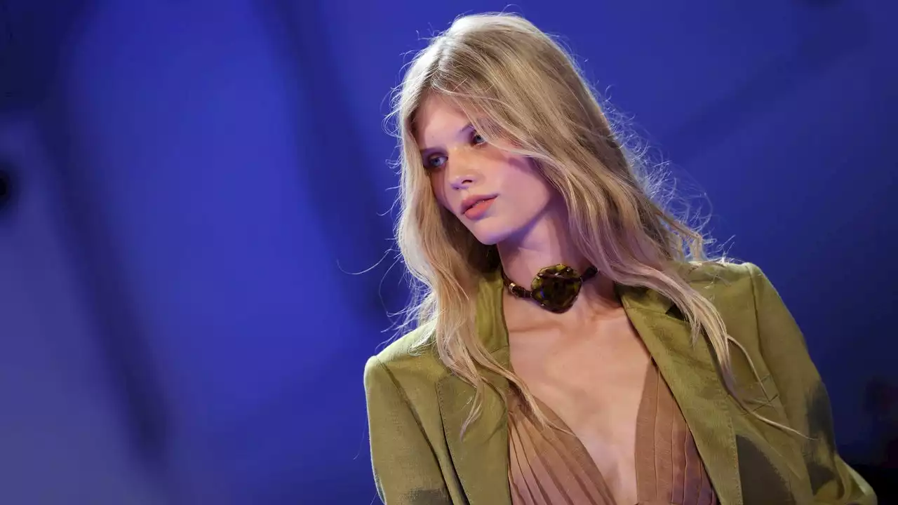 Basta una piastra per ricreare le onde e i capelli mossi di Alberta Ferretti alla Milano Fashion Week