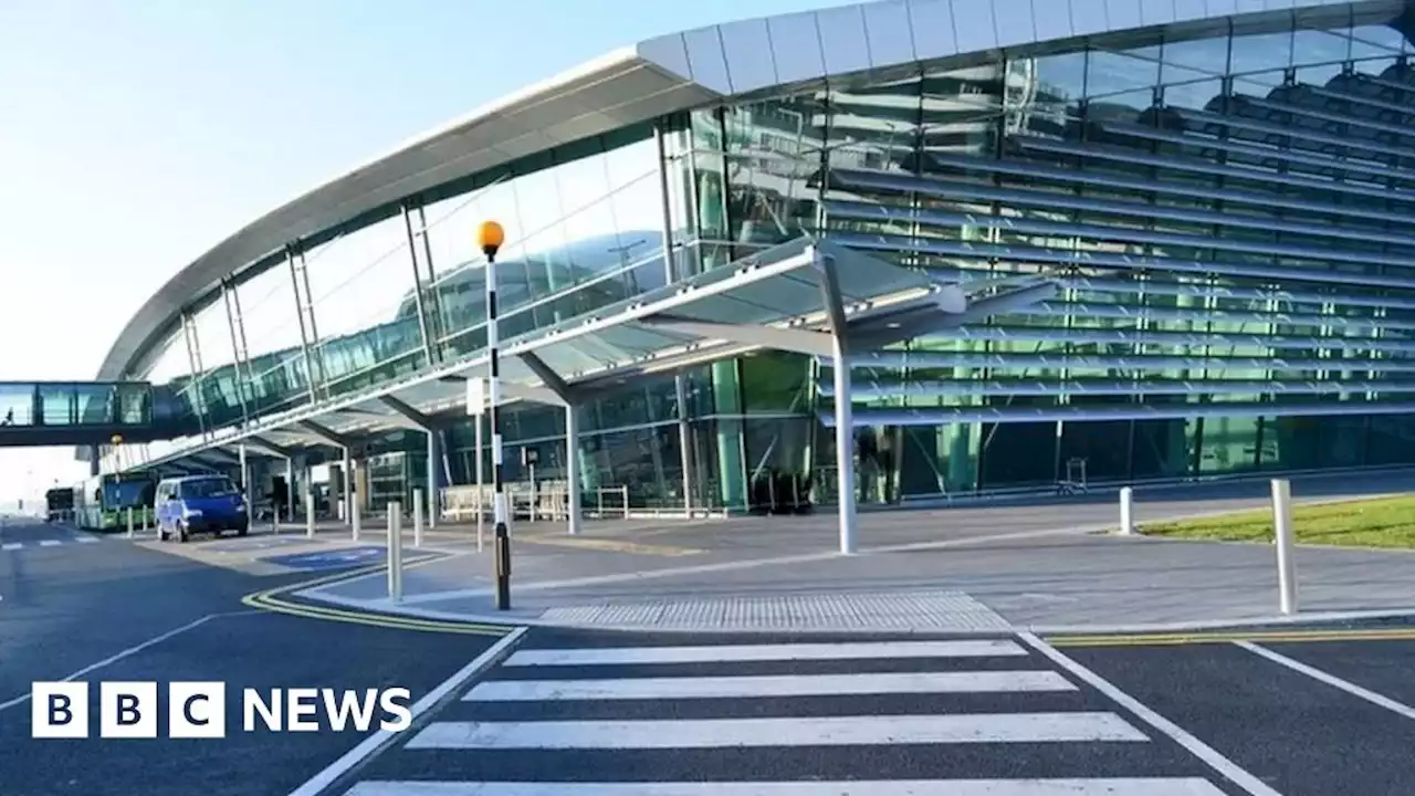 Dublin Airport: Siptu says staff threaten action on pay delay