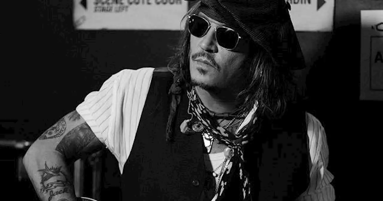 Johnny Depp tem relação amorosa com advogada que o representou em processo de difamação