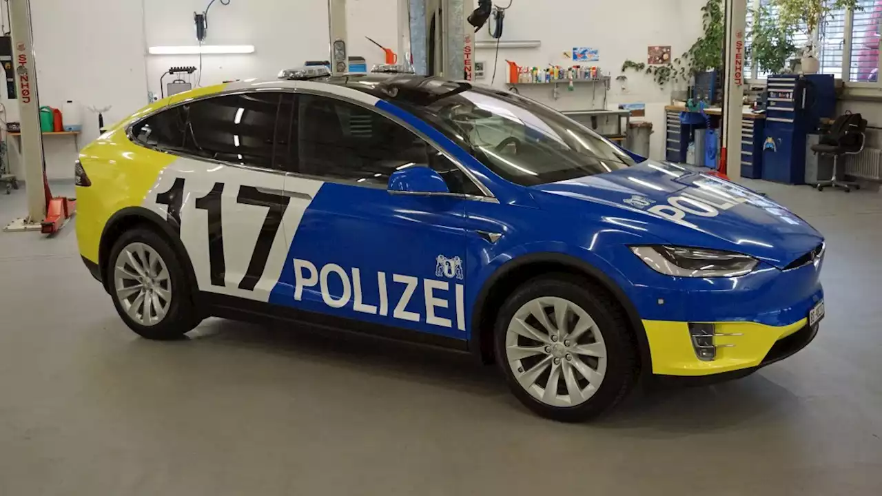 Kuriose Szenen: Blockierte Türen sperrten Basler Polizisten in ihrem Tesla ein