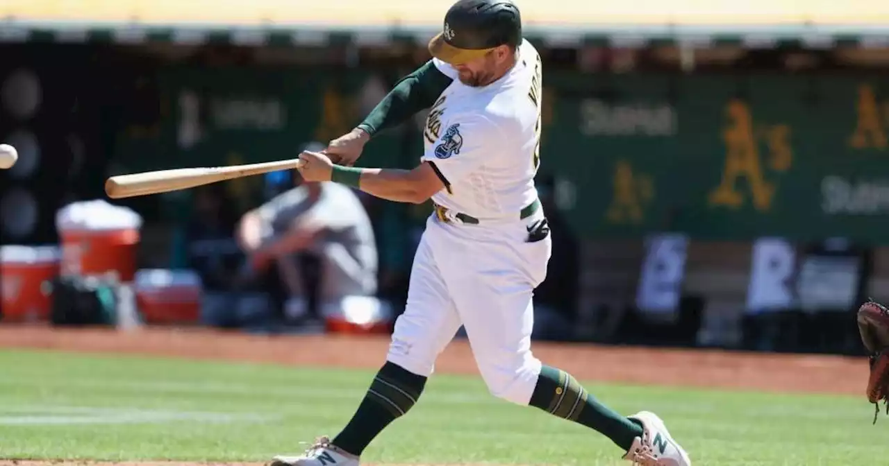 A's fall to Mariners; Stephen Vogt announces retirement