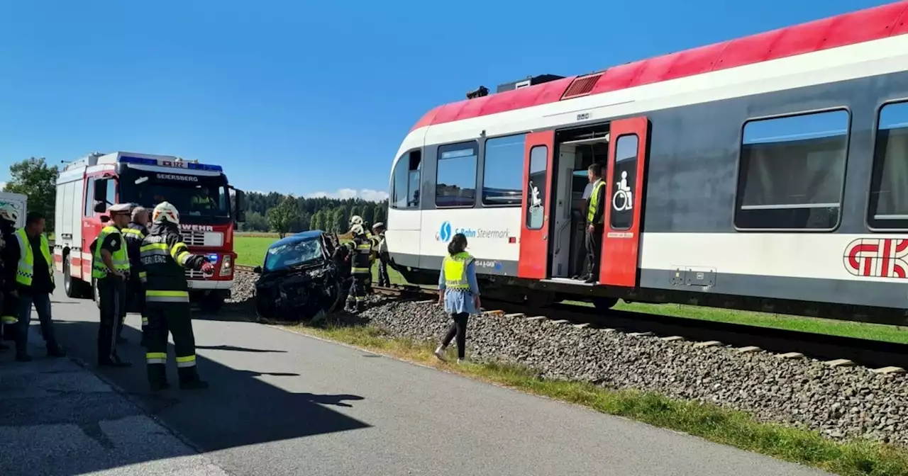 Auto kracht gegen Personenzug: Lenker (56) tot
