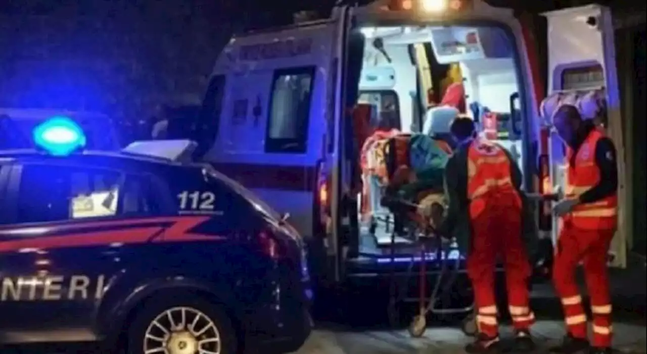 Rapinatore armato sale in auto: ragazze terrorizzate si «salvano» schiantandosi