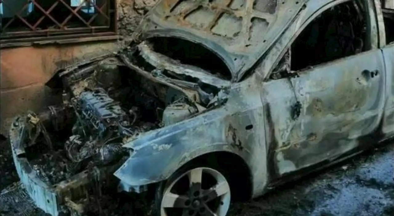 Voleva incendiare la macchina di un debitore, ma sbaglia e dà fuoco all'auto di un carabiniere