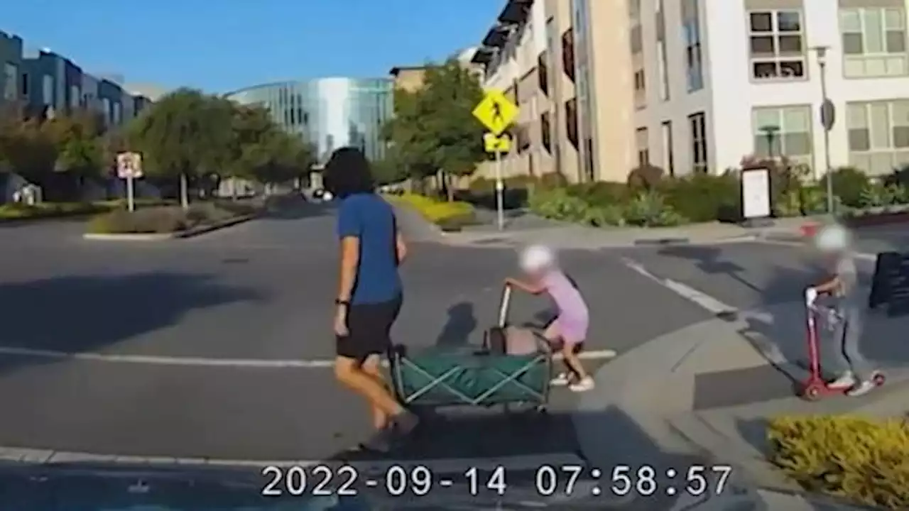 See heart-stopping moment as child scooters through San Mateo crosswalk