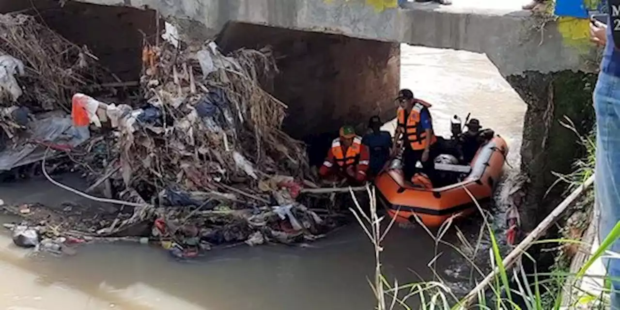 Jaring Sampah di Sungai Selalu Hilang, Ini Langkah Pemkab Bekasi | merdeka.com