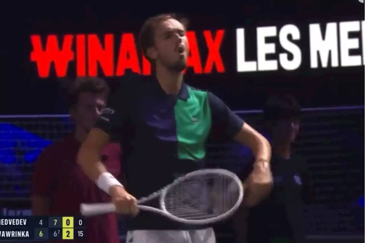 Daniil Medvedev makes ‘monkey’ gesture at French crowd in bizarre meltdown