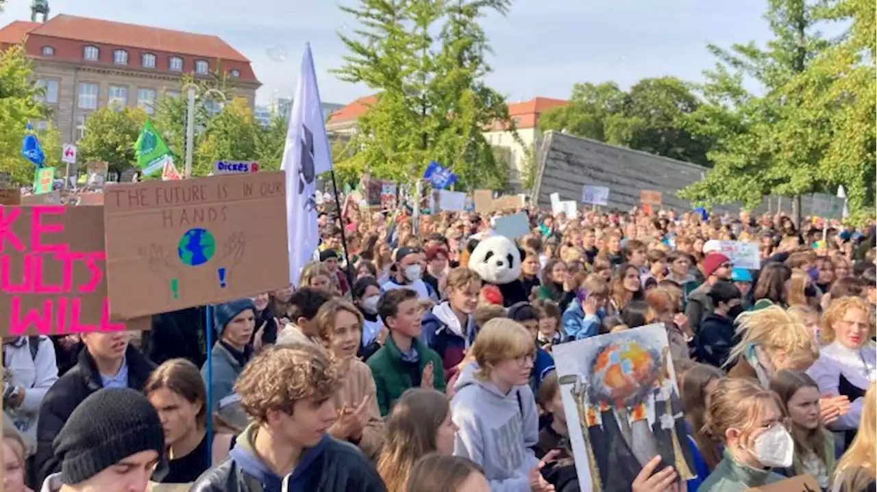 Fridays-for-Future-Demo zieht durch Berliner Innenstadt