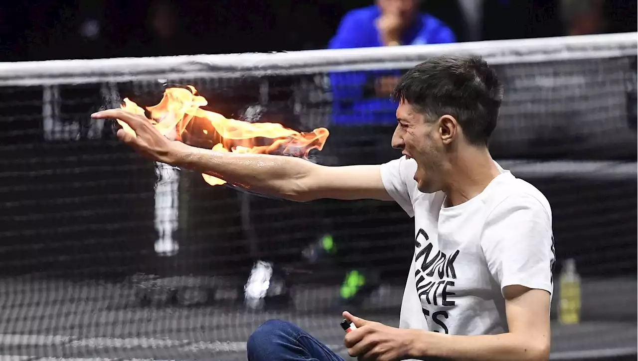 Laver Cup di tennis, attivista per l'ambiente invade il campo e si dà fuoco