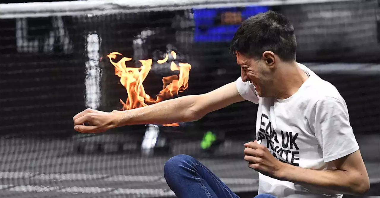 Tennis, Laver Cup: uomo invade il campo e si d&agrave; fuoco per protesta