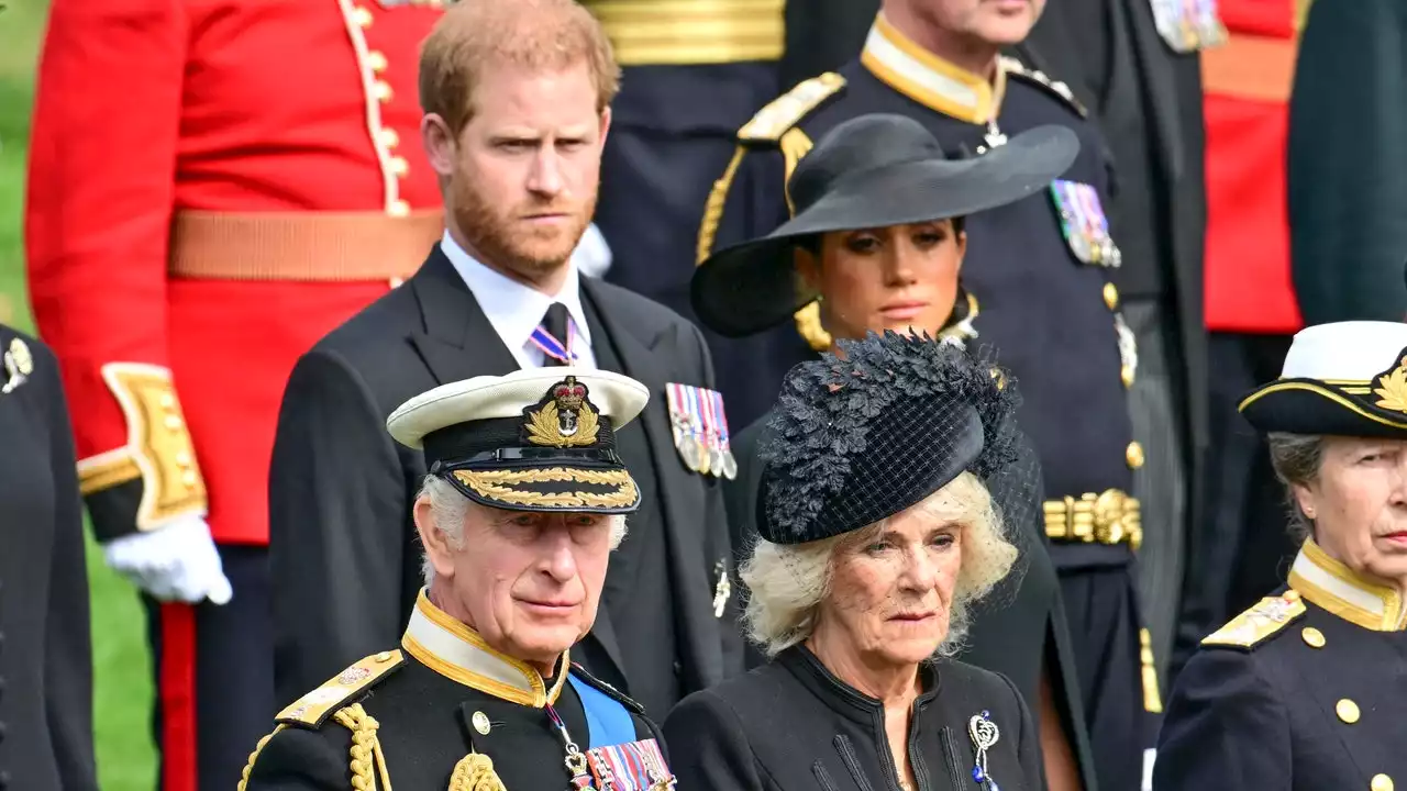 La lite tra Carlo e Harry nel giorno della morte della regina (per «colpa» di Meghan)