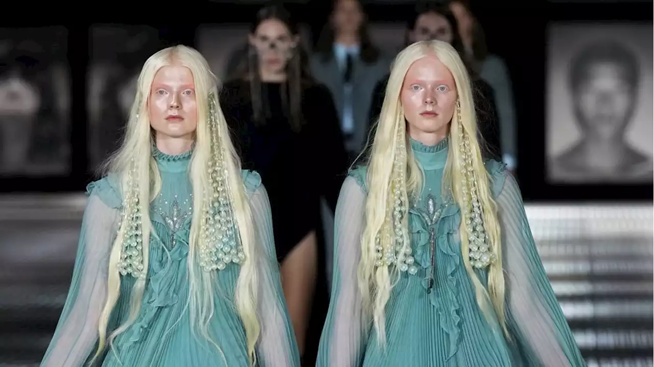 En hommage à ses “deux mères”, Alessandro Michele fait défiler des jumeaux pour Gucci à Milan