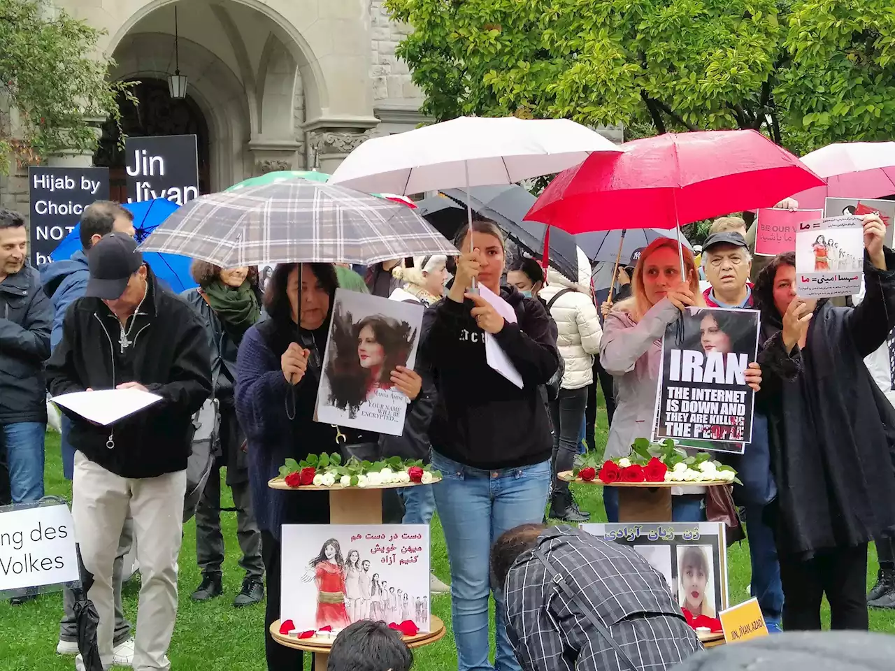 Zürich: Frauen schneiden sich aus Solidarität die Haare ab