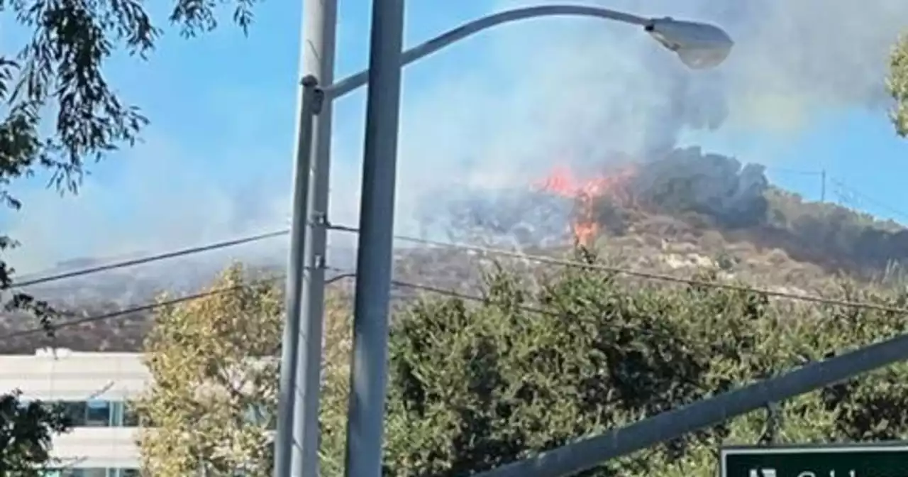 Brush fire burning in Calabasas