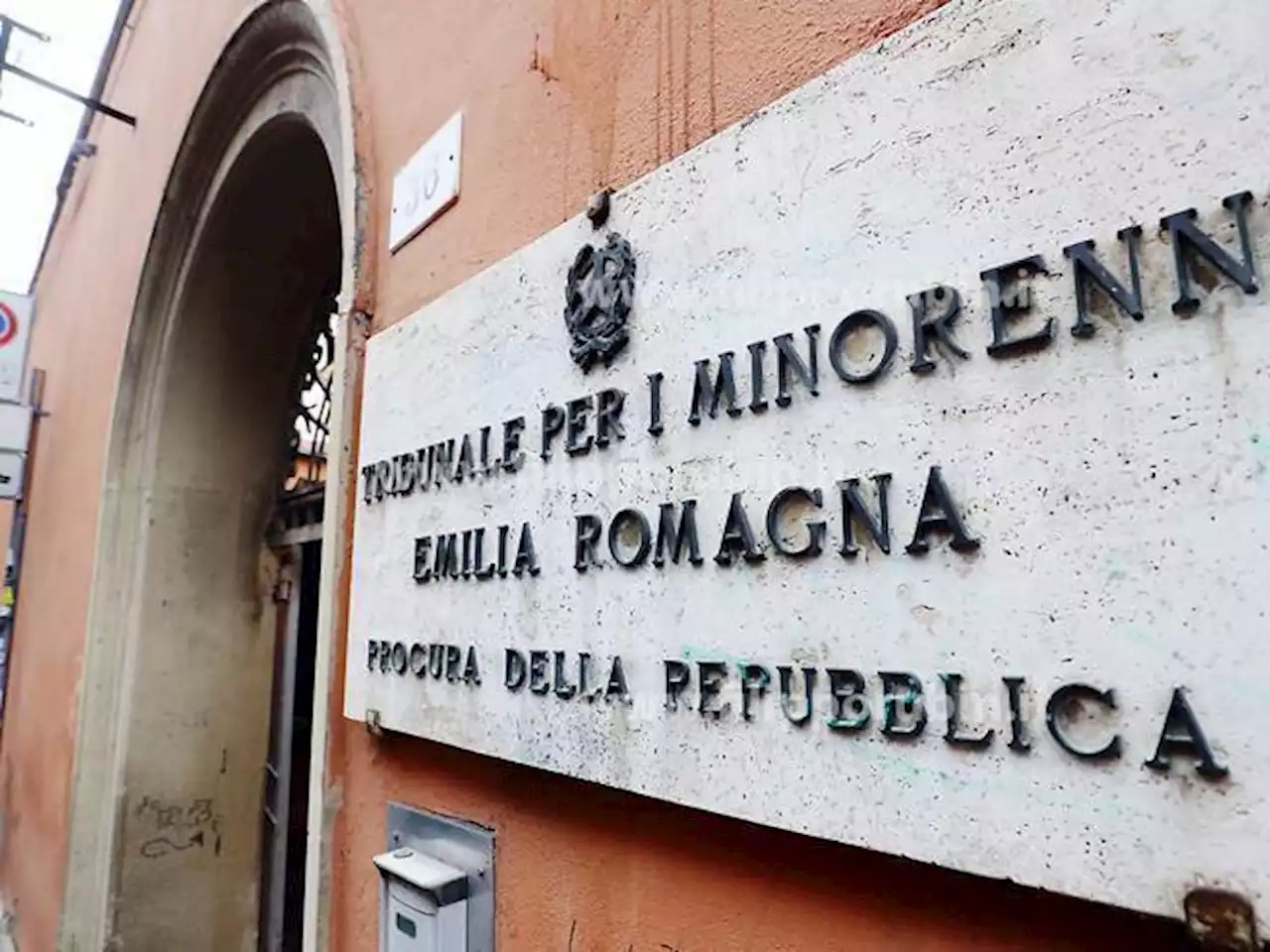 Reggio Emilia, violentata a 15 anni alla festa tra amici: un imputato assolto e uno sospeso