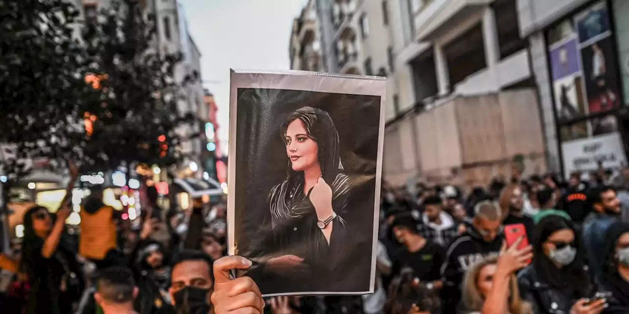 Capelli tagliati e hijab bruciati: ecco perché le donne in Iran stanno protestando da giorni