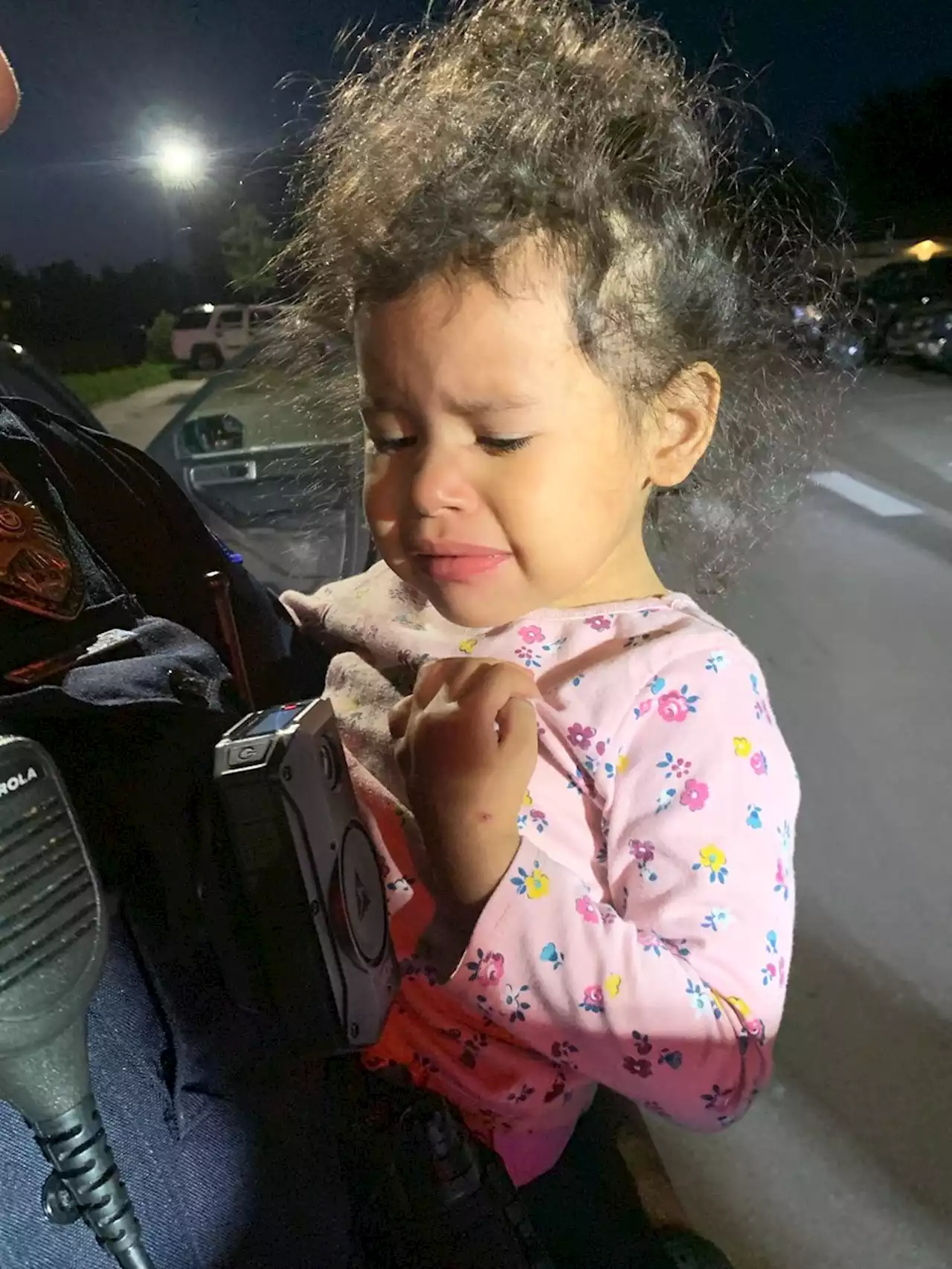 2-year-old girl found in Aurora; police searching for her family