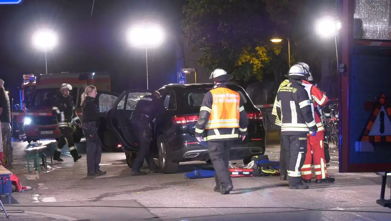 Rüsselsheim: Auto fährt in Gruppe Feiernder – sechs Verletzte