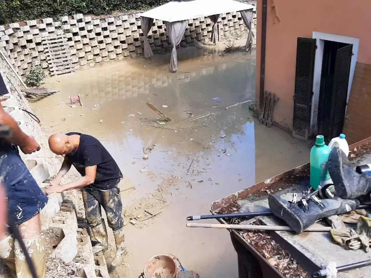 Marche, l'auto piomba sul volontario che scava nel fango