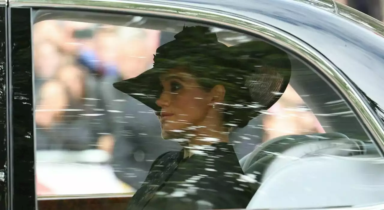 Meghan Markle: «Stupita di non esser pagata per i bagni di folla». Il nuovo libro con le rivelazioni 'bomba'