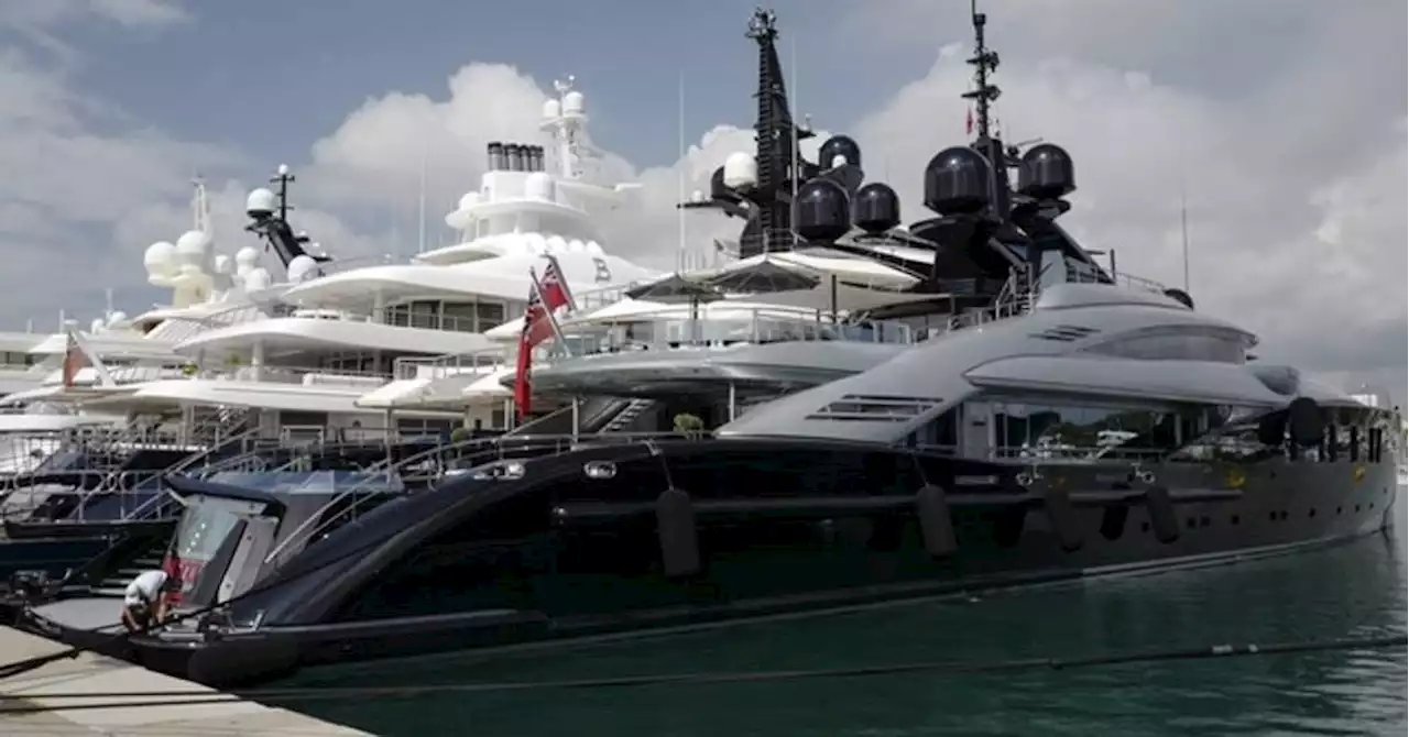 Mega-yachts : des militants d'Attac bloquent le quai des milliardaires à Antibes