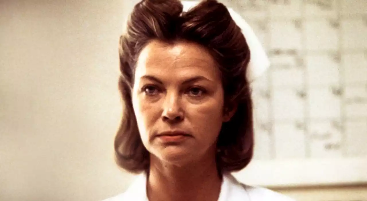 Louise Fletcher, morta a 88 anni la crudele infermiera Ratched del film 'Qualcuno volò sul nido del cuculo'