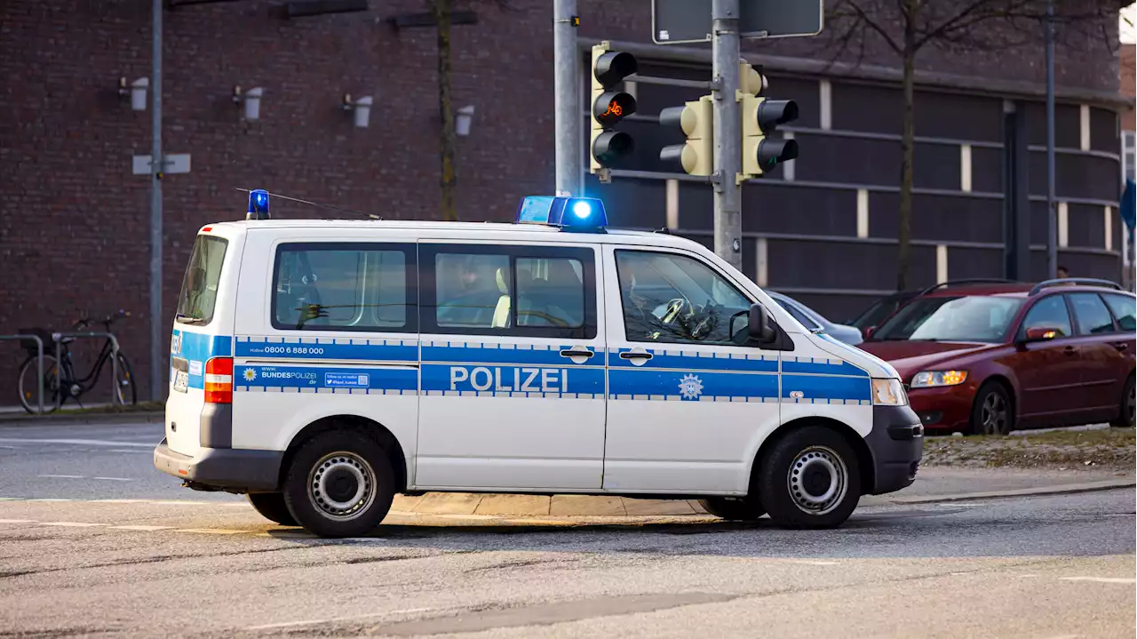 Schwerer Unfall bei Hamburg: Ein Mensch tot, zwei Verletzte