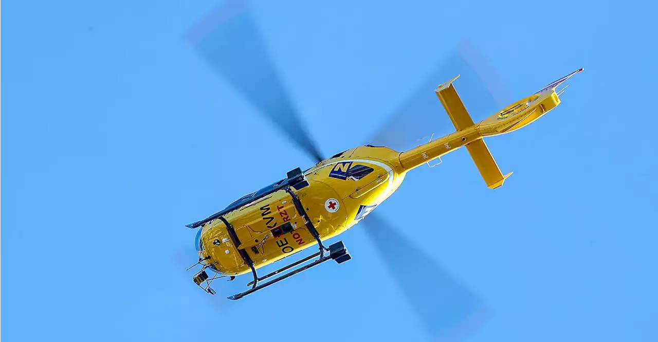 Kollision mit Mähdrescher: Autofahrerin schwer verletzt