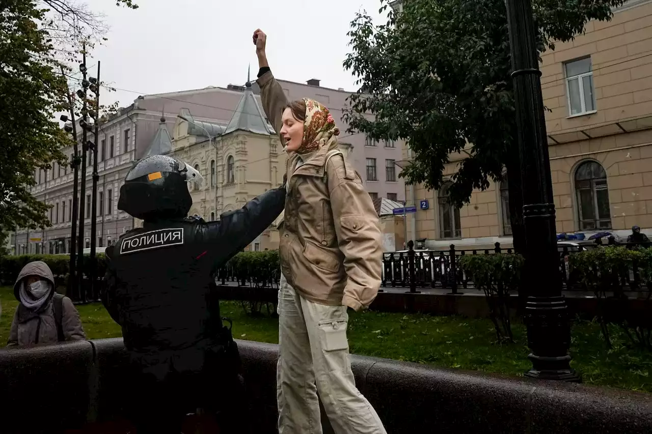 Russian police block war protests, arrest hundreds