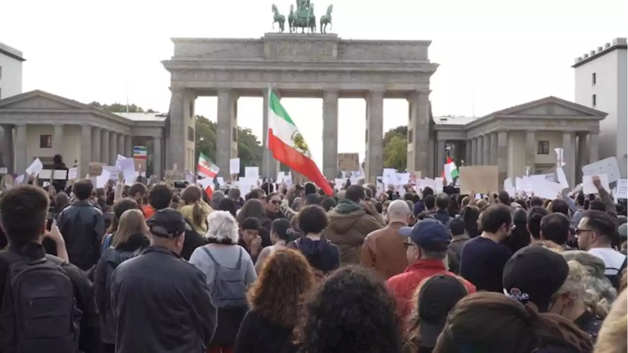 50 Menschen protestieren vor iranischer Botschaft in Berlin