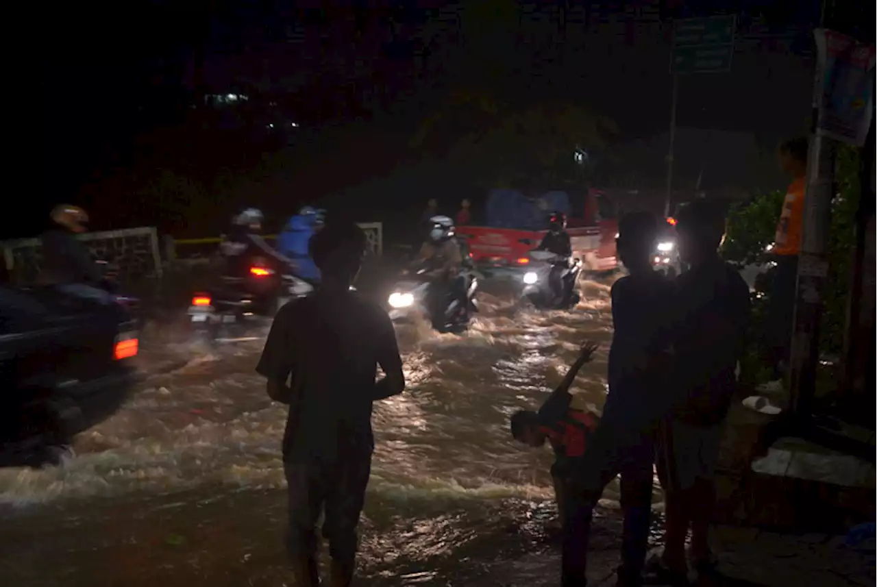 Banjir Landa 12 Titik di Tangsel, Rendam Puskesmas Hingga Tol |Republika Online