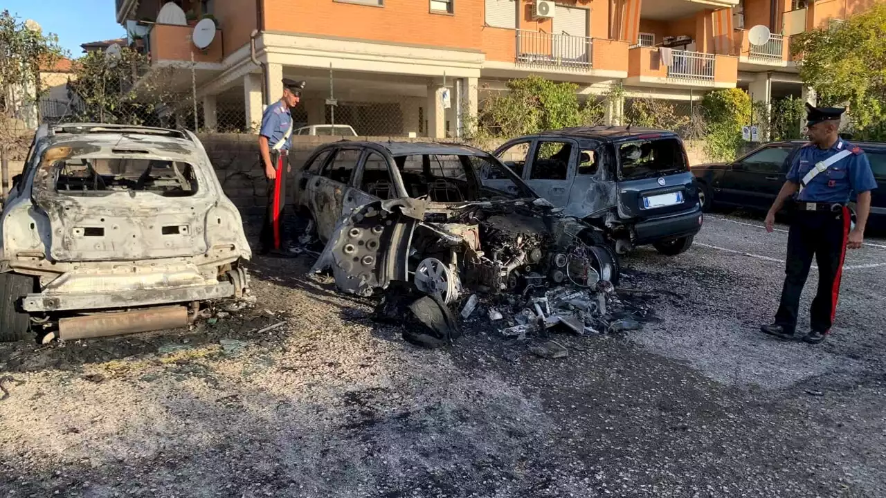 Auto in fiamme nel parcheggio condominiale