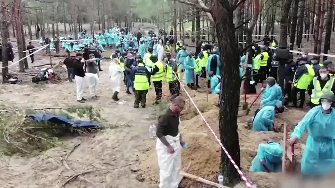 우크라, 탈환 지역서 시신 436구 발굴…'거세 등 고문 흔적'