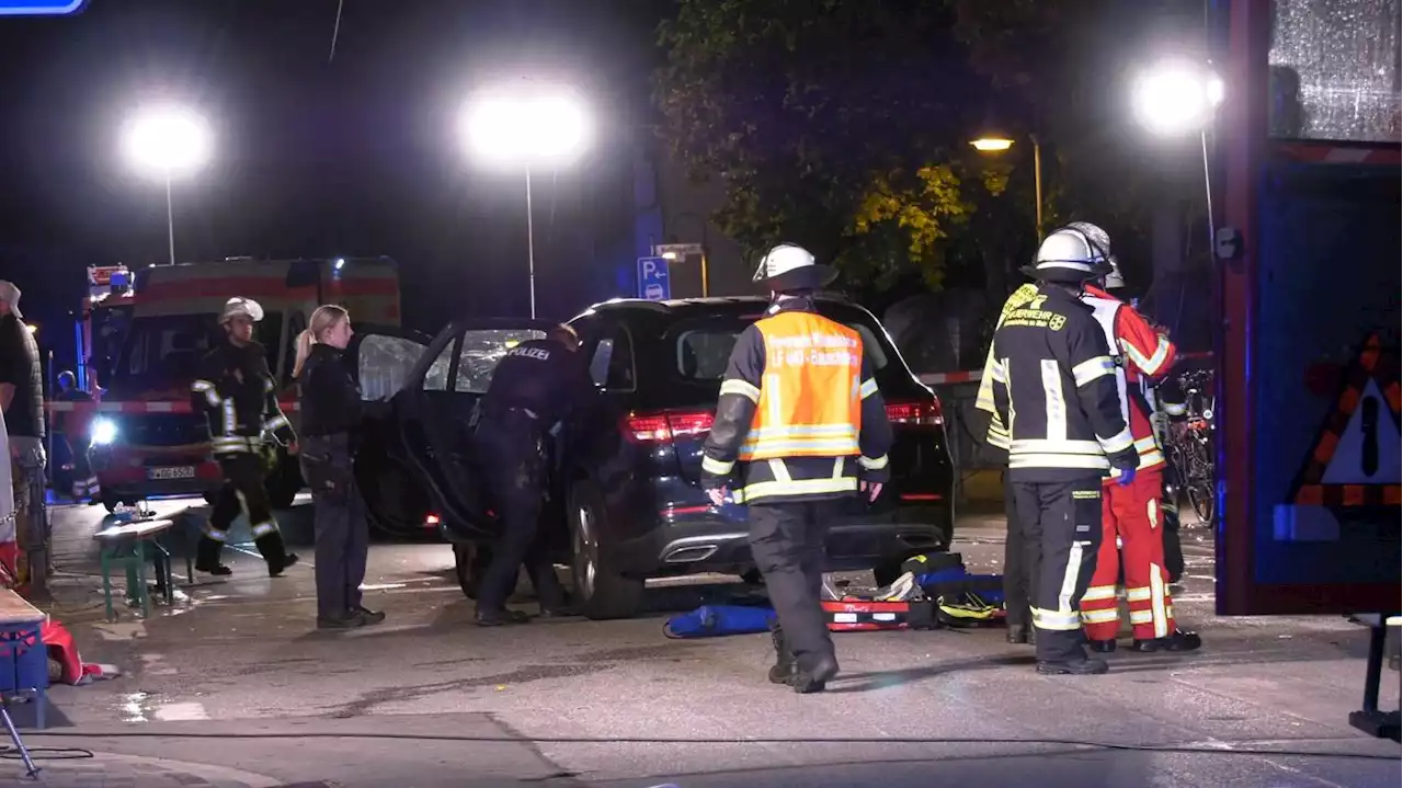 Auto fährt in feiernde Gruppe: Fünf Schwerverletzte bei Fest in Rüsselsheim