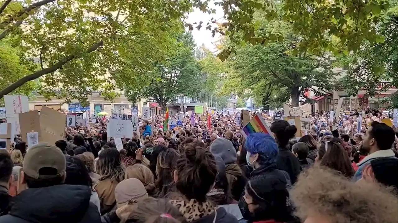 „Freiheit, Leben, Frau“: Solidarität mit den Protesten im Iran – Demonstration in Berlin-Wedding