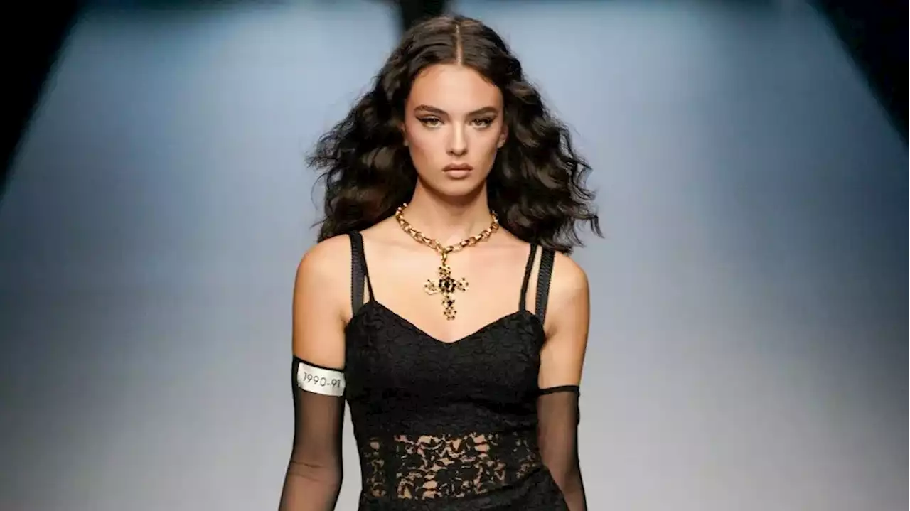 Deva Cassel sfila vestita di sola lingerie da Dolce & Gabbana alla Milano Fashion Week